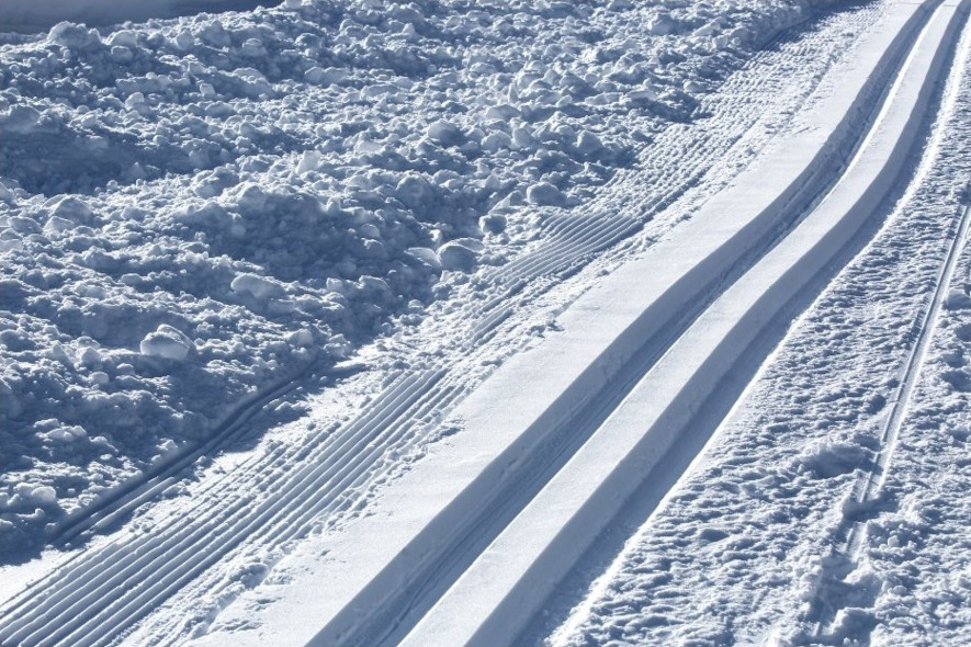 Fine klassiske skispor dratt med snøscooter