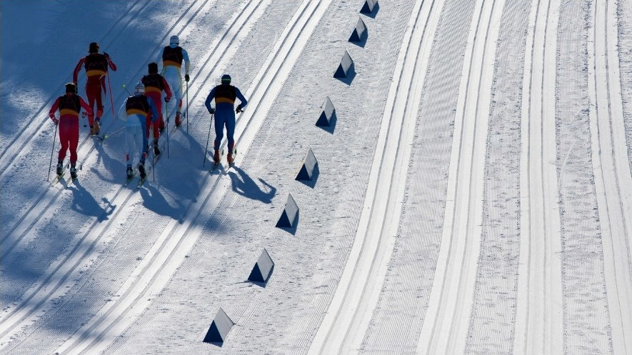 En klynge løpere på den klassiske delen av et skiathlonløp