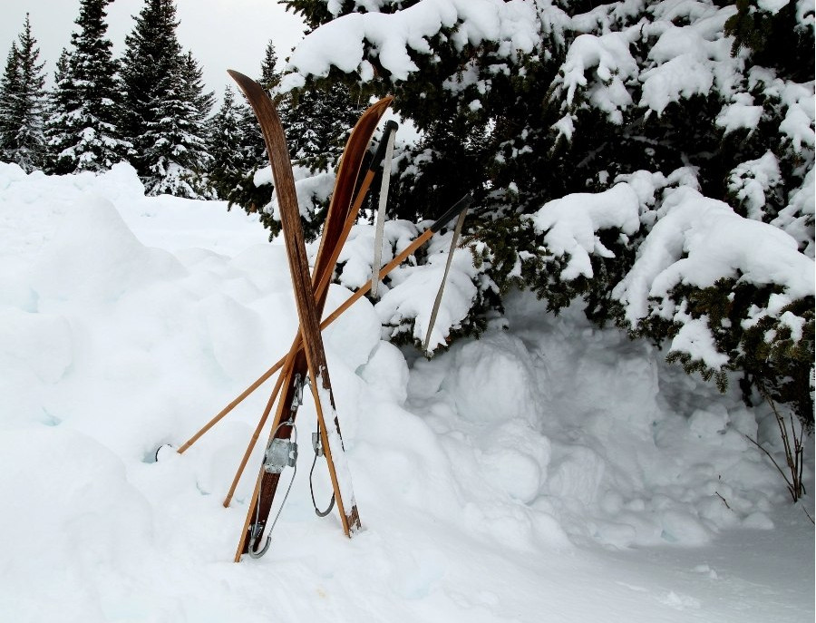 Et par treski korsstilt i snøen