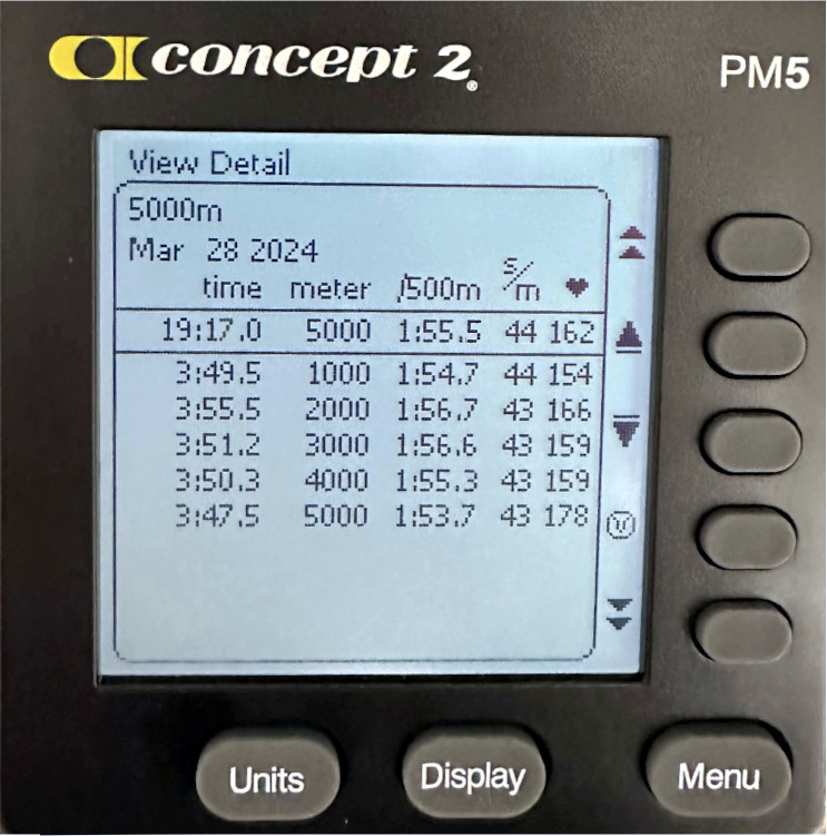 Foto av PM5-dataskjerm på Concept2 SkiErg